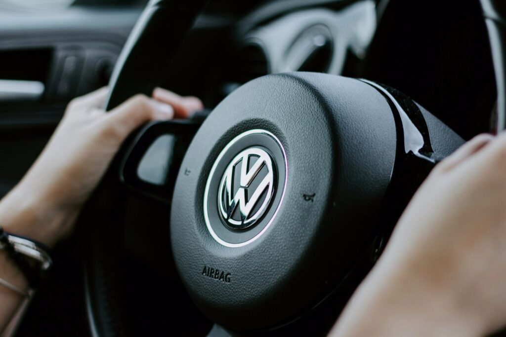 Η Volkswagen ανακαλεί 2,86 εκατομμύρια οχήματα VW και Audi λόγω πιθανού προβλήματος στο σύστημα διεύθυνσης
