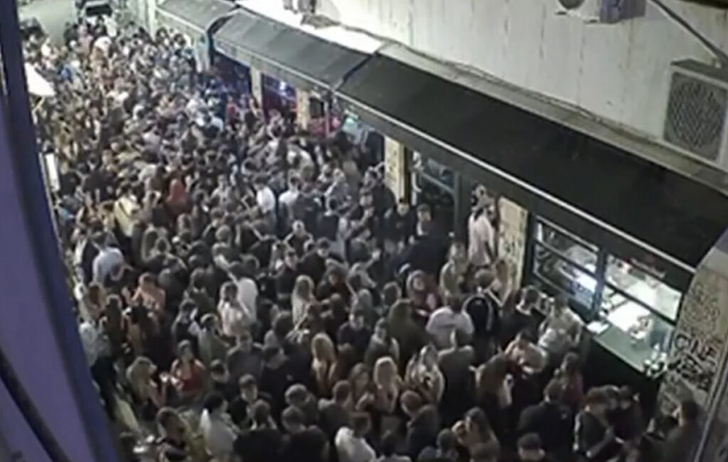 Με απέραντο μπαρ μοιάζει κάθε βράδυ η πλατεία Καρύτση – Καταγγελίες για δυνατή μουσική μέχρι το πρωί