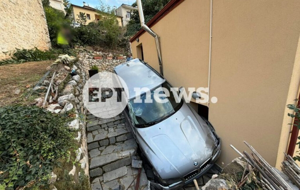 Αυτοκίνητο «προσγειώθηκε» σε αυλή σπιτιού στην Καστοριά: Παρά τρίχα γλίτωσαν οι κάτοικοι – Δείτε βίντεο και φωτογραφίες