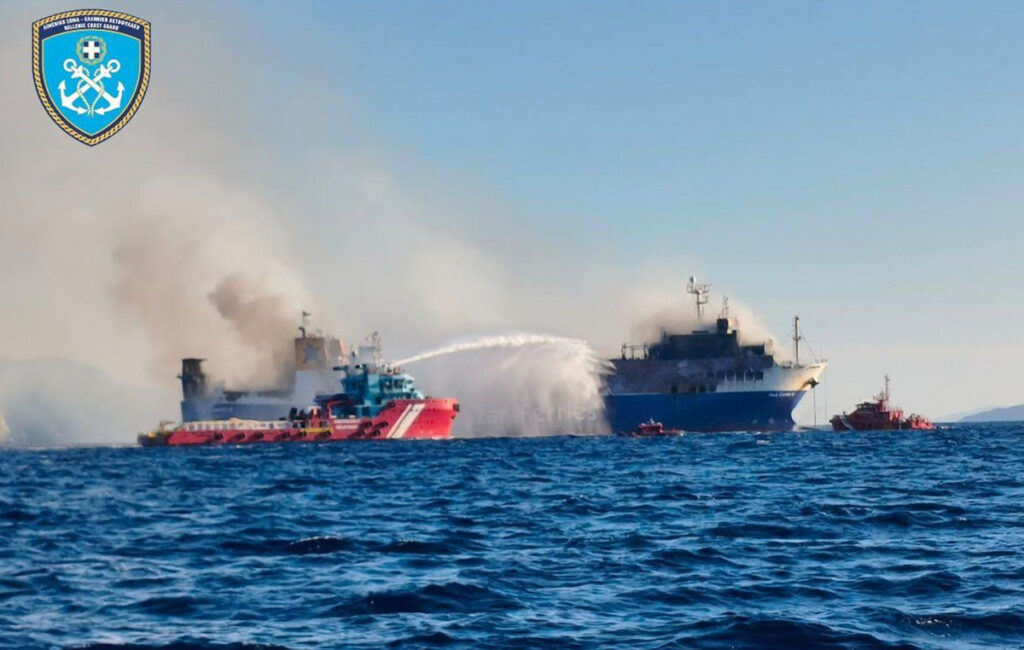 Συνεχίζεται η επιχείρηση αντιμετώπισης της πυρκαγιάς στο «BLUE CARRIER 2»