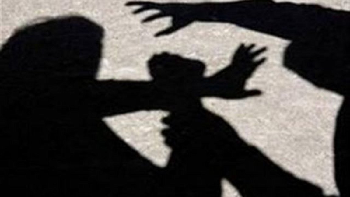 Θεσσαλονίκη: Νεαροί έδειραν, χτύπησαν και πέταξαν πέτρα σε συμμαθητή τους – Δύο συλλήψεις
