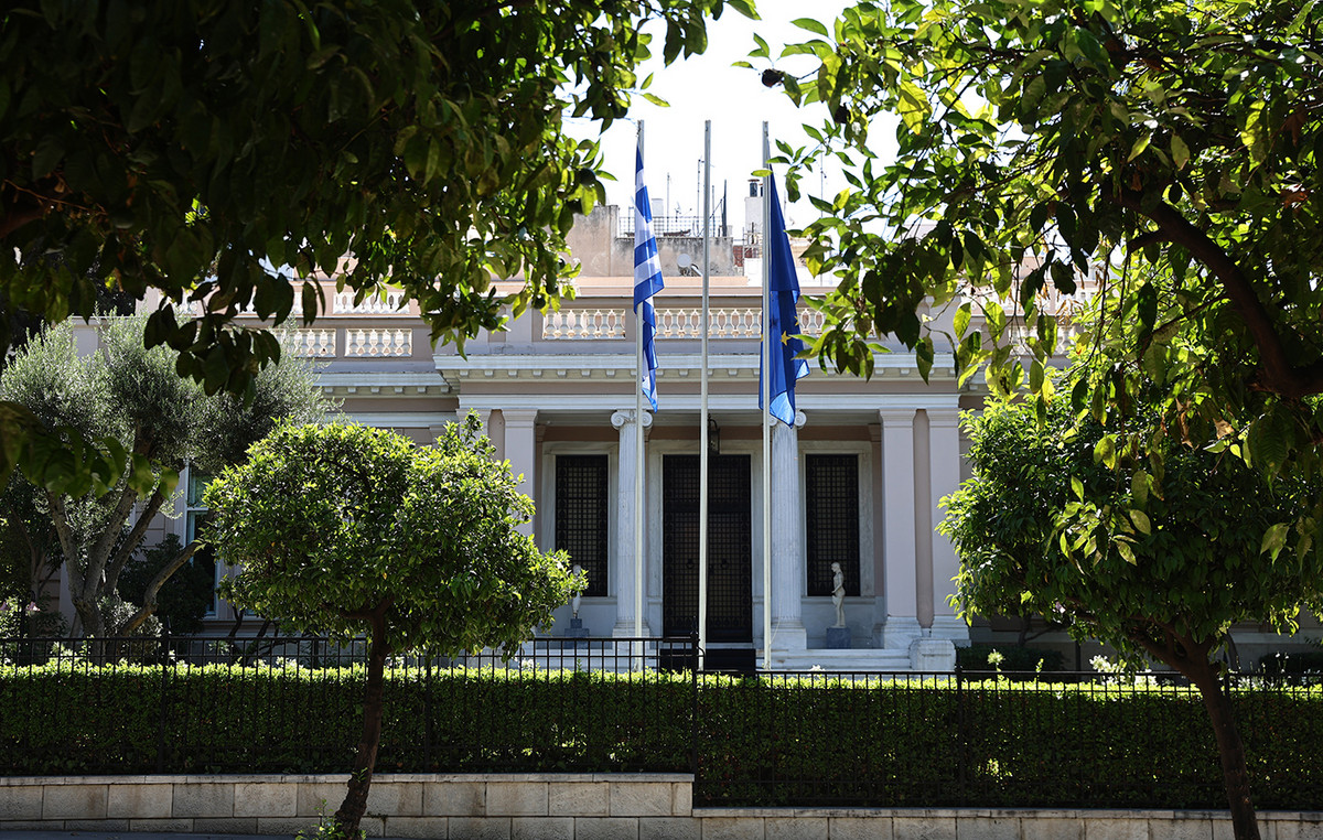 Η κυβέρνηση αποδομεί το «πακέτο» Τσίπρα: «Ακοστολόγητες υποσχέσεις 13 δισεκατομμυρίων που οδηγούν σε νέο μνημόνιο»