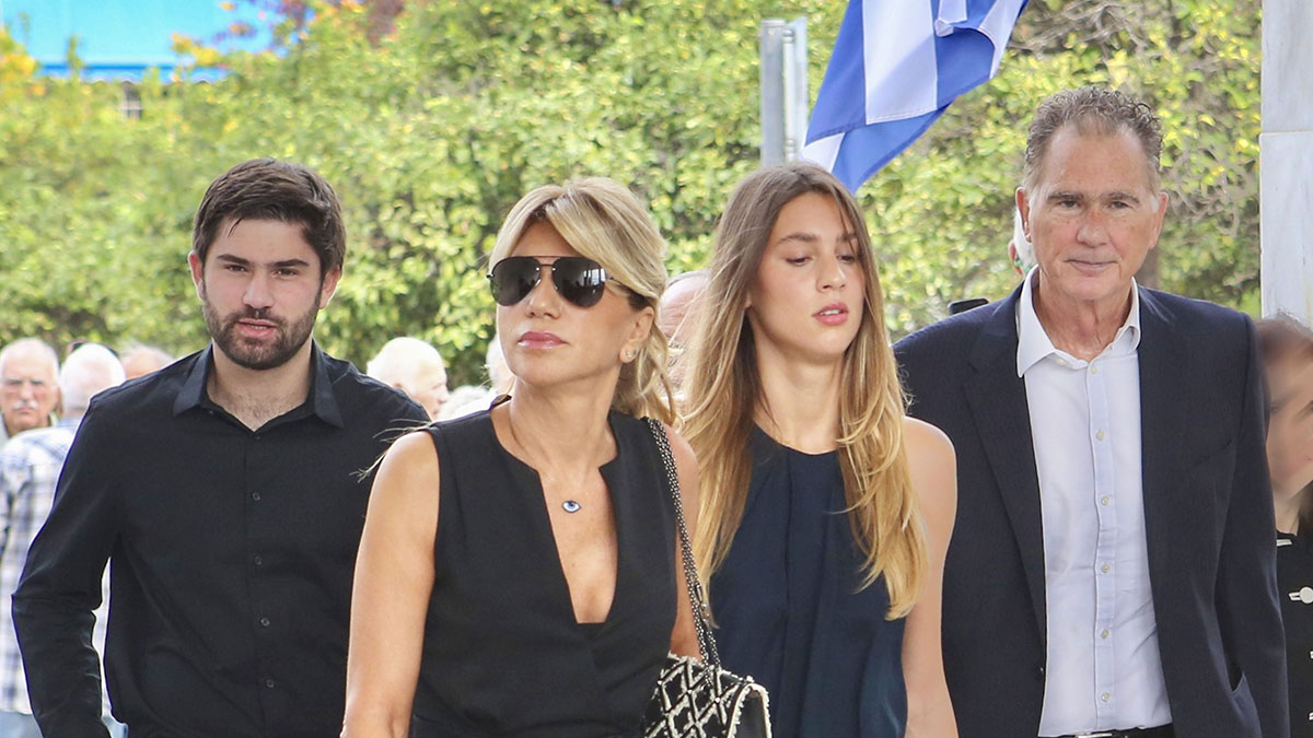 Στην κηδεία της Μαργαρίτας Παπανδρέου με τα δύο τους παιδιά