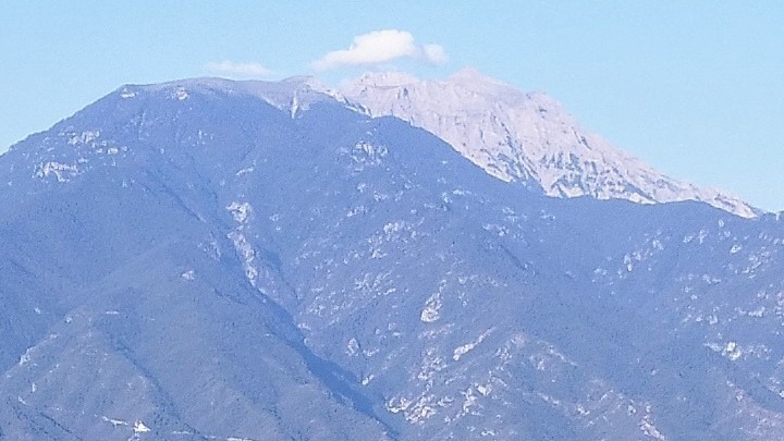 Έπεσαν τα πρώτα χιόνια στον Όλυμπο, νιφάδες χιονιού και στο όρος Βόρας – ΕΙΚΟΝΕΣ