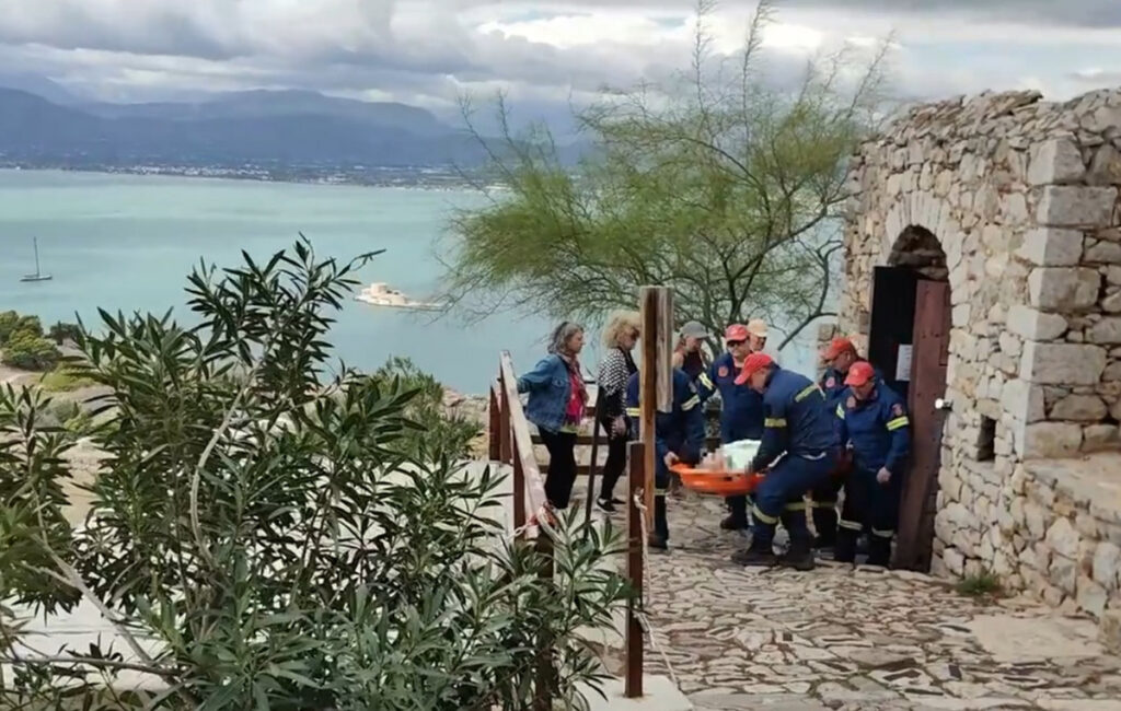 Επιχείρηση της Πυροσβεστικής στο Ναύπλιο για τη μεταφορά ηλικιωμένου τουρίστα που έχασε τις αισθήσεις του στο Παλαμήδι