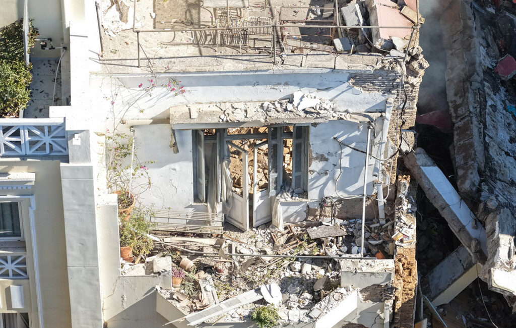 Έκρηξη στην Πλάκα: «Νομίζαμε ότι ήταν σεισμός, τα τζάμια εκτοξεύτηκαν προς τα μέσα», λένε Αμερικανοί τουρίστες από το διπλανό ξενοδοχείο