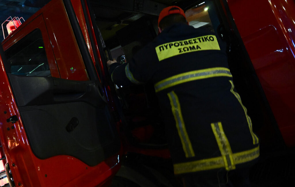 Φωτιά σε υπόγειο διαμέρισμα στην Αθήνα – Προληπτική απομάκρυνση ενοίκων