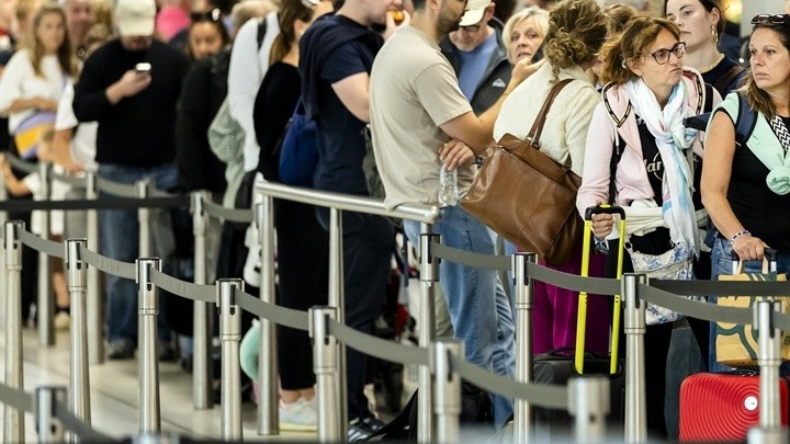 Ολλανδία: Δεκάδες πτήσεις ακυρώθηκαν στο αεροδρόμιο του Άμστερνταμ εξαιτίας των θυελλωδών ανέμων
