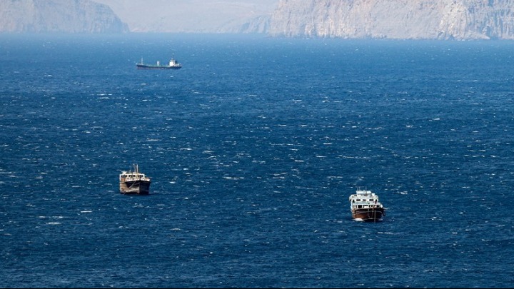 Φρουροί της Επανάστασης: Τρία πλοία τυλίχθηκαν στις φλόγες αφού προσέκρουσαν σε νάρκες στο Στενό του Ορμούζ