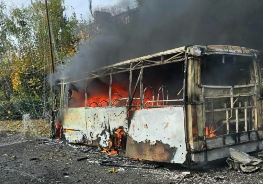 Τουλάχιστον 30 νεκροί από ρωσική επίθεση σε δύο λεωφορεία κοντά στο μέτωπο της Ουκρανίας