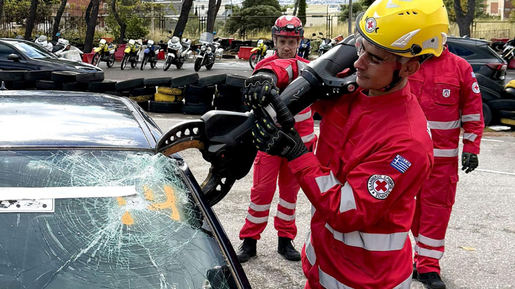 Ο Ερυθρός Σταυρός πραγματοποίησε εκπαίδευση για τον απεγκλωβισμό τραυματιών από τροχαία ατυχήματα