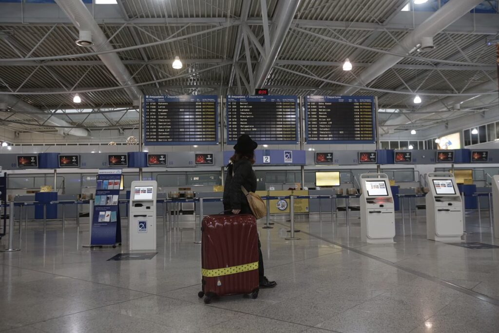 ΕΕ: Τέλος στις έξτρα χρεώσεις για τις χειραποσκευές – Τι αλλάζει στα αεροπορικά εισιτήρια αυτό