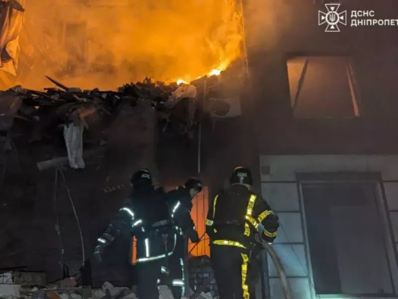 Οκτώ νεκροί και 60 τραυματίες από μαζικές ρωσικές επιθέσεις στην Ουκρανία