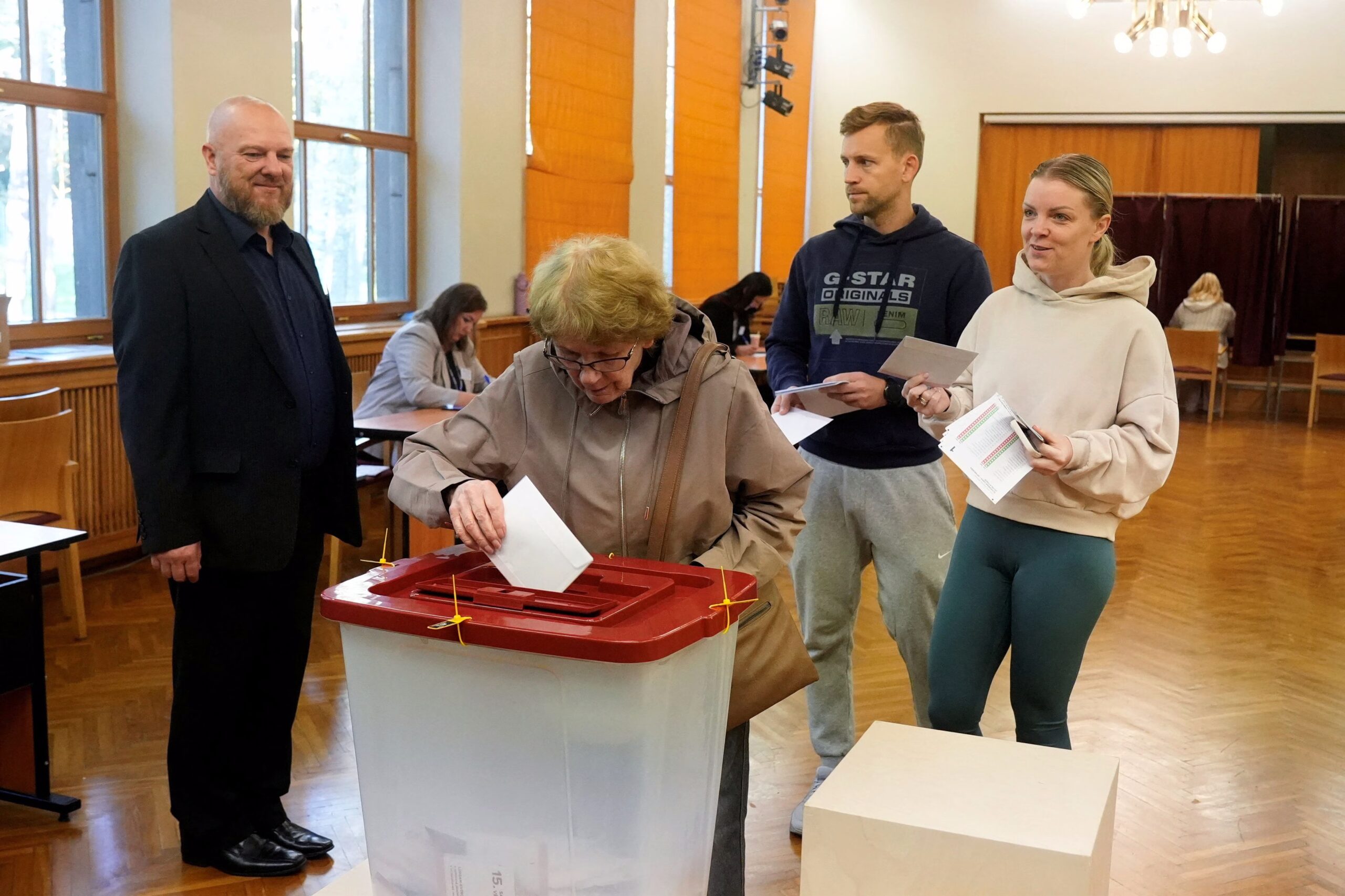 Τα exit poll στη Λετονία δείχνουν πως προηγείται το κόμμα του απερχόμενου πρωθυπουργού