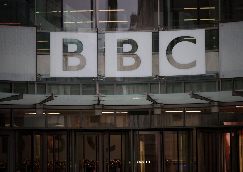 BBC: Κατηγορεί τον Τραμπ για κωλυσιεργία στην αγωγή που κατέθεσε σε βάρος του για συκοφαντική δυσφήμιση