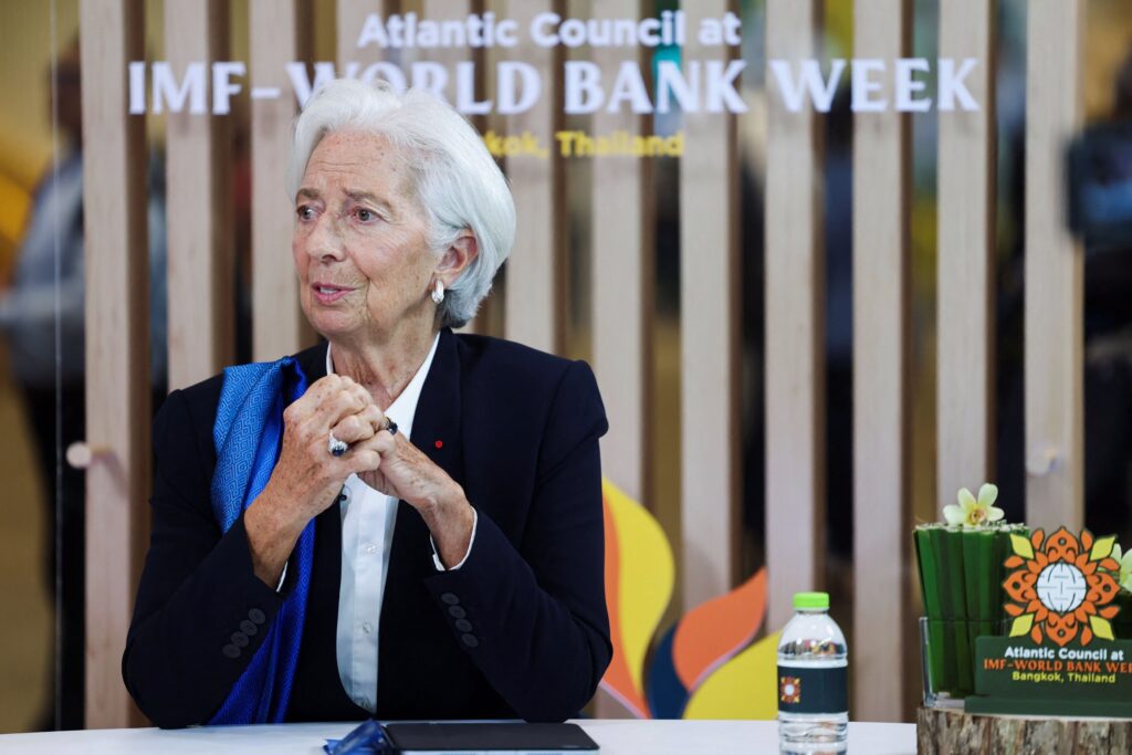 Λαγκάρντ: Η λύση βρίσκεται εντός της Γαλλίας, λέει για το χρέος