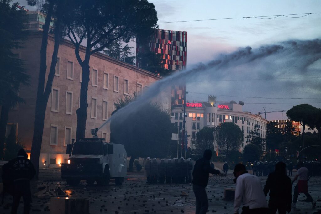 Αλβανία: Συνεχίζονται για τρίτη ημέρα οι συγκρούσεις μεταξύ διαδηλωτών και αστυνομικών στα Τίρανα και αλλού