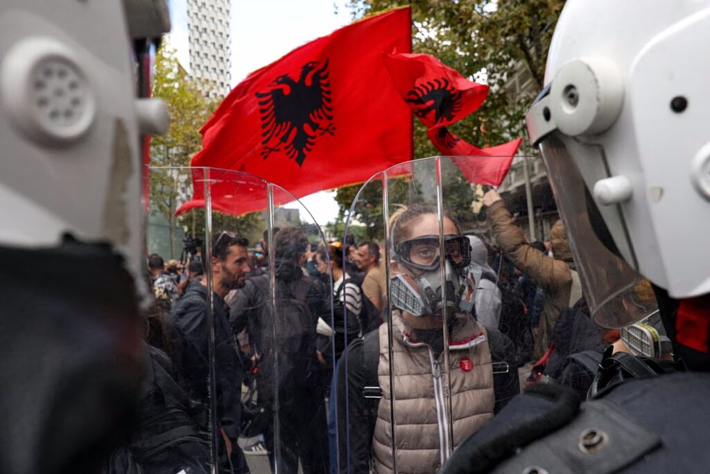Αλβανία: «Το πρόβλημα είναι το σύστημα, όχι μόνο ο Ράμα» – Τι λέει στο in ο δημοσιογράφος Ρουντ Χίζμο για την εξέγερση των νέων