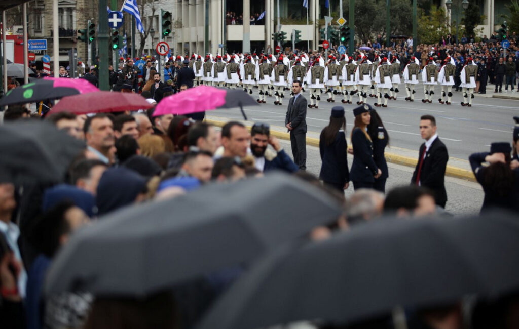 Συνεχίζεται η κακοκαιρία στη χώρα – Σε ποιες περιοχές δε θα γίνουν παρελάσεις