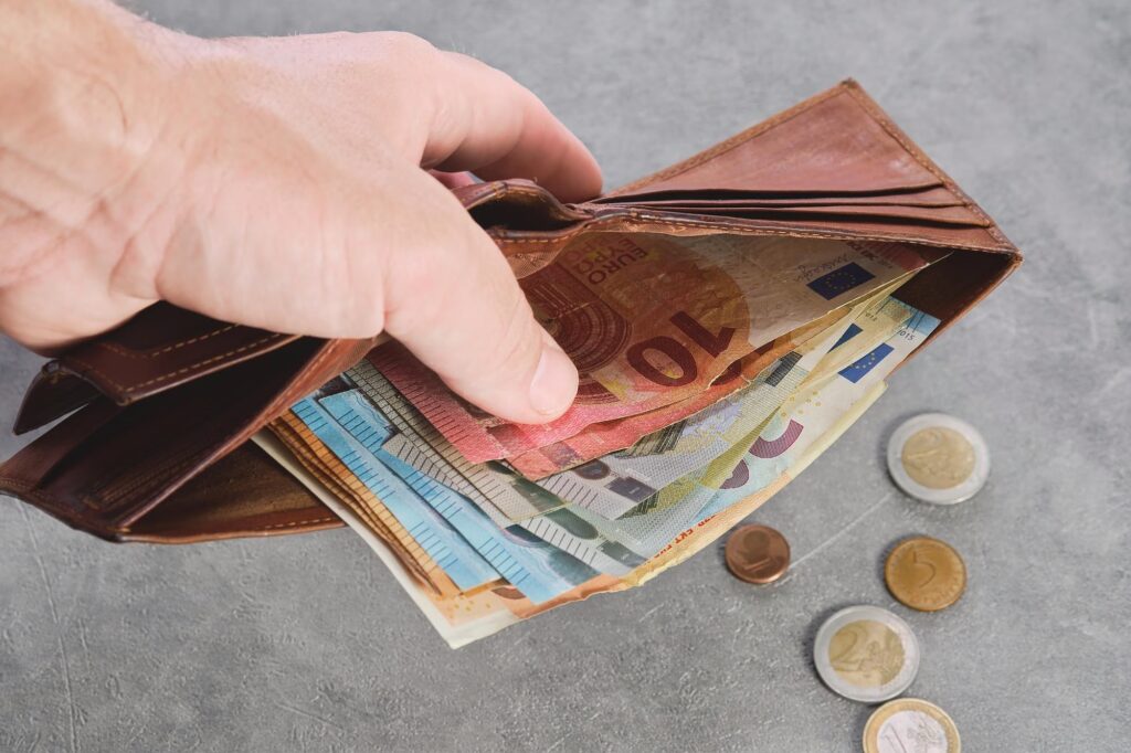 Εποχικό βοήθημα ΔΥΠΑ: Ποιοι παίρνουν έως 1.438 ευρώ – Οι προϋποθέσεις και οι ημερομηνίες