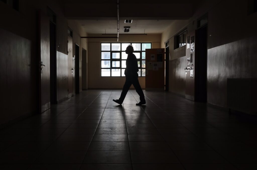 «Άνοιξαν τα στόματα, χρόνια η… κολόνια», καταγγέλλει η μητέρα της 13χρονης για τον καθηγητή στη Βούλα