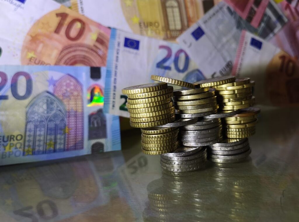 Πληρωμές e-ΕΦΚΑ και ΔΥΠΑ: Ποιοι θα δουν χρήματα στους λογαριασμούς τους έως τις 9 Οκτωβρίου – Αναλυτικά τα ποσά