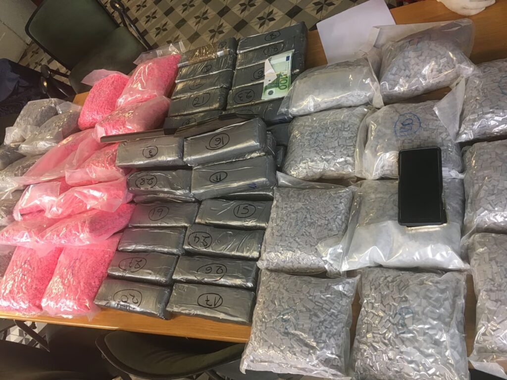 Το MDMA, η «ροζ κοκαΐνη» και τα διεγερτικά – Πώς διακινούνται τα σύνθετα ναρκωτικά