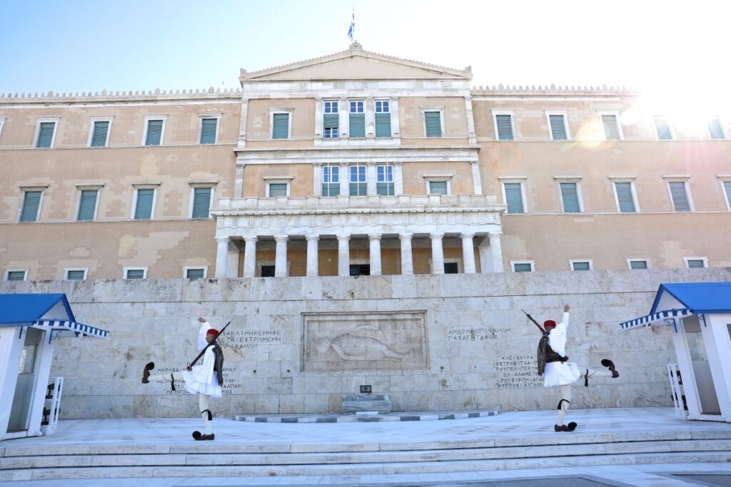 Αλλάζει όψη το Μνημείο του Αγνώστου Στρατιώτη: Η άσφαλτος παραχωρεί τη θέση της στο μάρμαρο – Τι προβλέπει η ανάπλαση