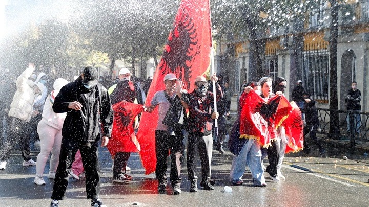 Αλβανία: Διαδηλωτές καίνε τα καθίσματα διαλόγου ως απάντηση στο κάλεσμα του Ράμα