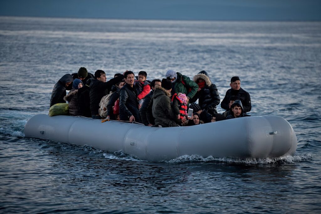 Κρήτη: Μεταφορά 421 μεταναστών στη Σάμο προς αποσυμφόρηση των δομών – Διασώθηκαν 62 στους Καλούς Λιμένες