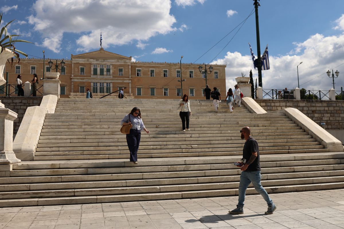 Kαιρός: Ηλιοφάνεια και μικρή πτώση της θερμοκρασίας
