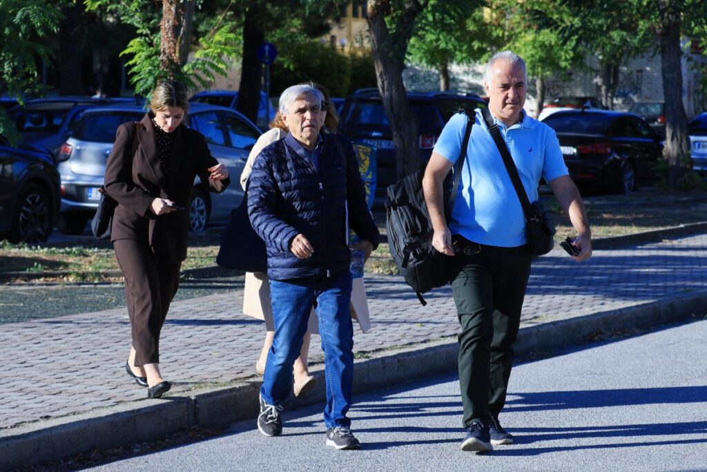Δίκη για τα Τέμπη: «Τι έζησε το παιδί μου τις τελευταίες ώρες; – Μετά το συμβάν δεν ζούμε, επιβιώνουμε » – Συγκλονίζουν οι καταθέσεις συγγενών θυμάτων