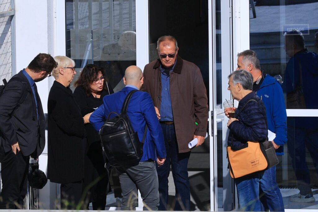 Δίκη για τα Τέμπη: «Οι τάφοι των ανθρώπων μας είναι ανοιχτοί» – Συγκλονίζουν οι καταθέσεις συγγενών θυμάτων
