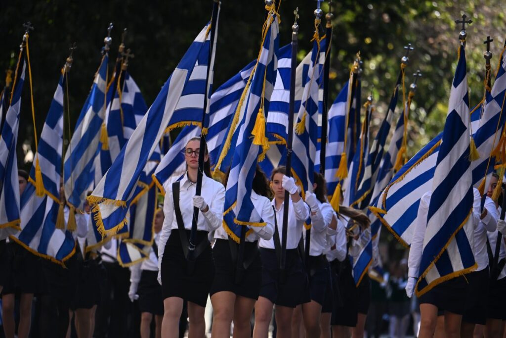 28η Οκτωβρίου: Ποιοι δρόμοι κλείνουν για τις παρελάσεις σε Αθήνα και Θεσσαλονίκη – Πώς θα κινηθούν τα ΜΜΜ