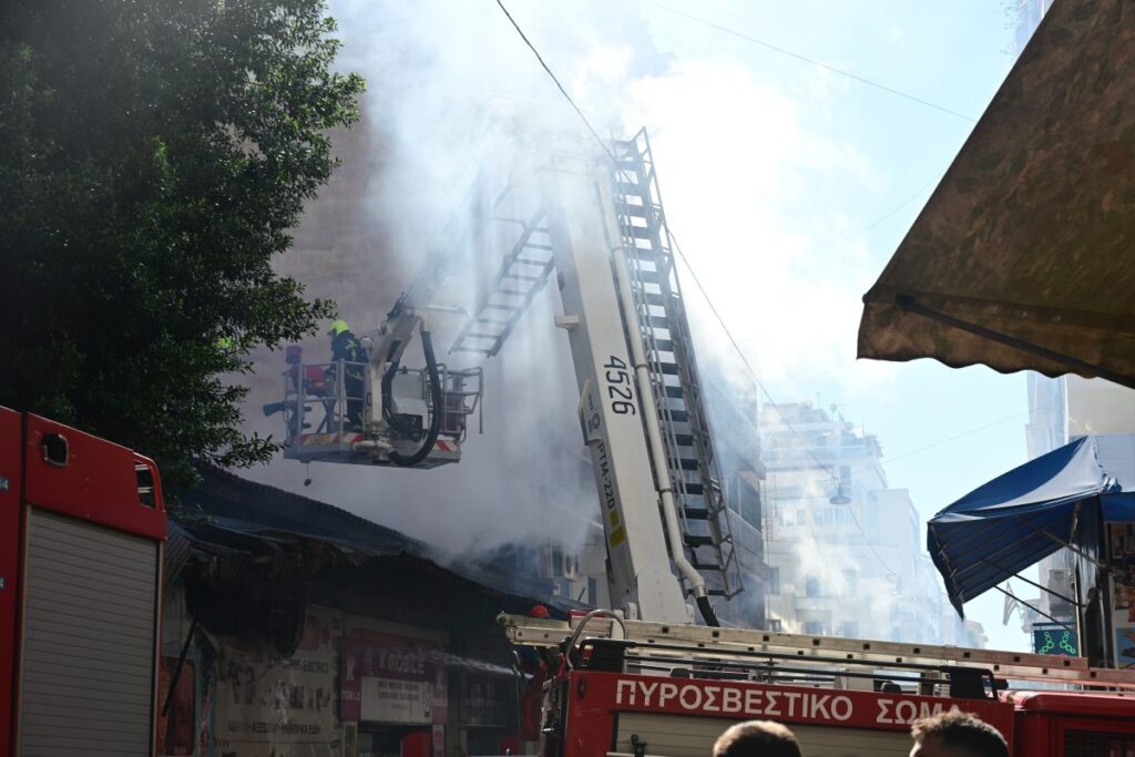 Πυρκαγιά σε κατάστημα στο κέντρο της Αθήνας