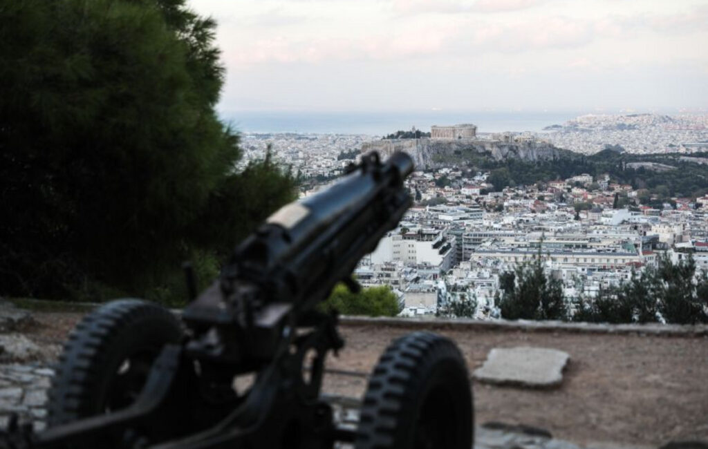 28η Οκτωβρίου: Τιμή στην εθνική επέτειο με 21 κανονιοβολισμούς από Λυκαβηττό και Λευκό Πύργο