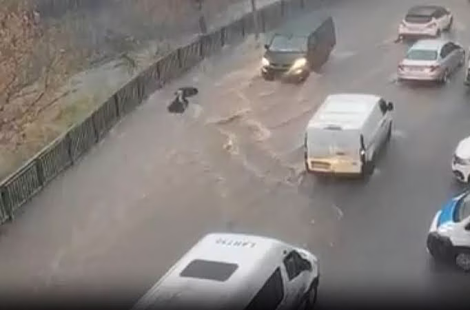 Τουρκία: Ορμητικά νερά από πλημμύρα παρασύρουν γυναίκα – Σφοδρή κακοκαιρία στην Κωνσταντινούπολη