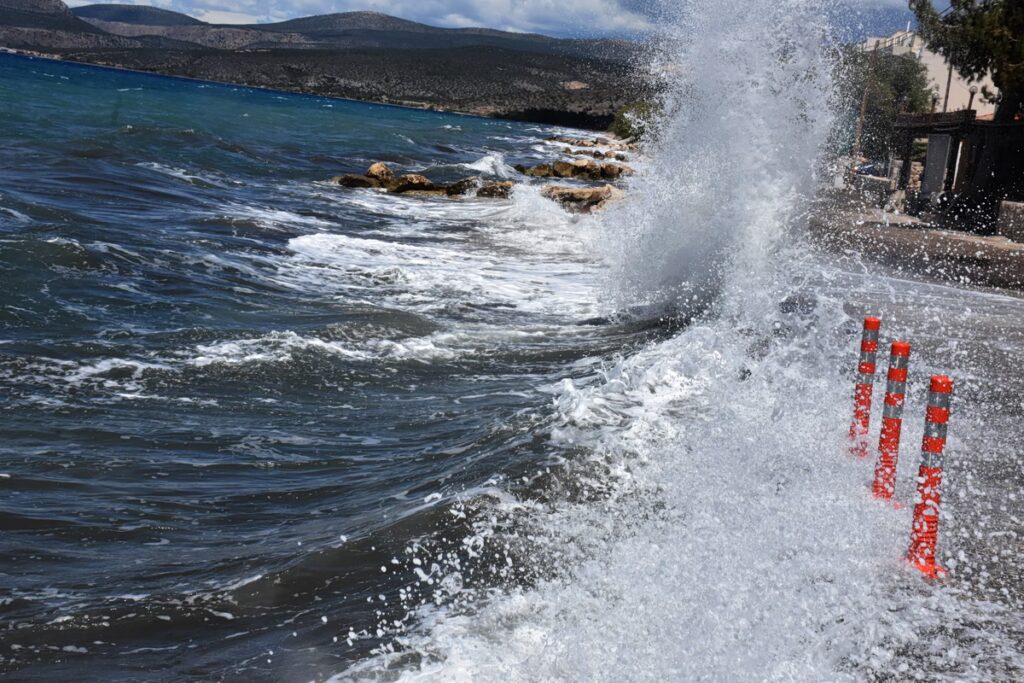 Καιρός: Παραμένει το Red Code για έντονα φαινόμενα – Θυελλώδεις άνεμοι έως 9 μποφόρ, ισχυρές καταιγίδες