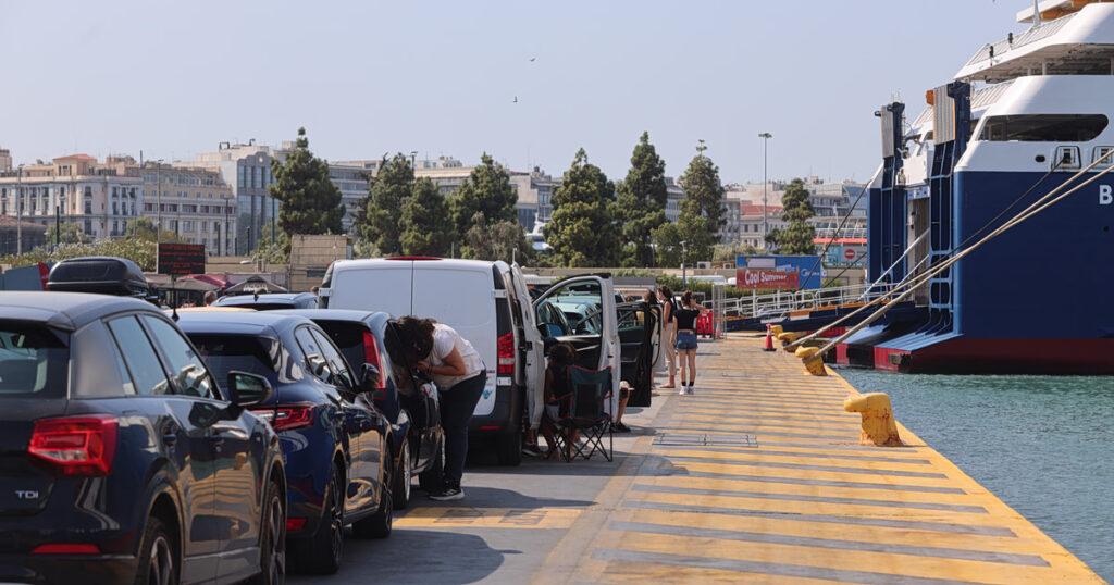 Οικονομία Ακτοπλοΐα: Ακριβότερα καύσιμα, λιγότερα δρομολόγιαΦόβοι για αυξήσεις στα εισιτήρια – Στο τραπέζι παρεμβάσεις από το υπουργείο Ναυτιλίας Λάμπρος Καραγεώργος Πρώτη Δημοσιεύση:05/10/2026 16:45
