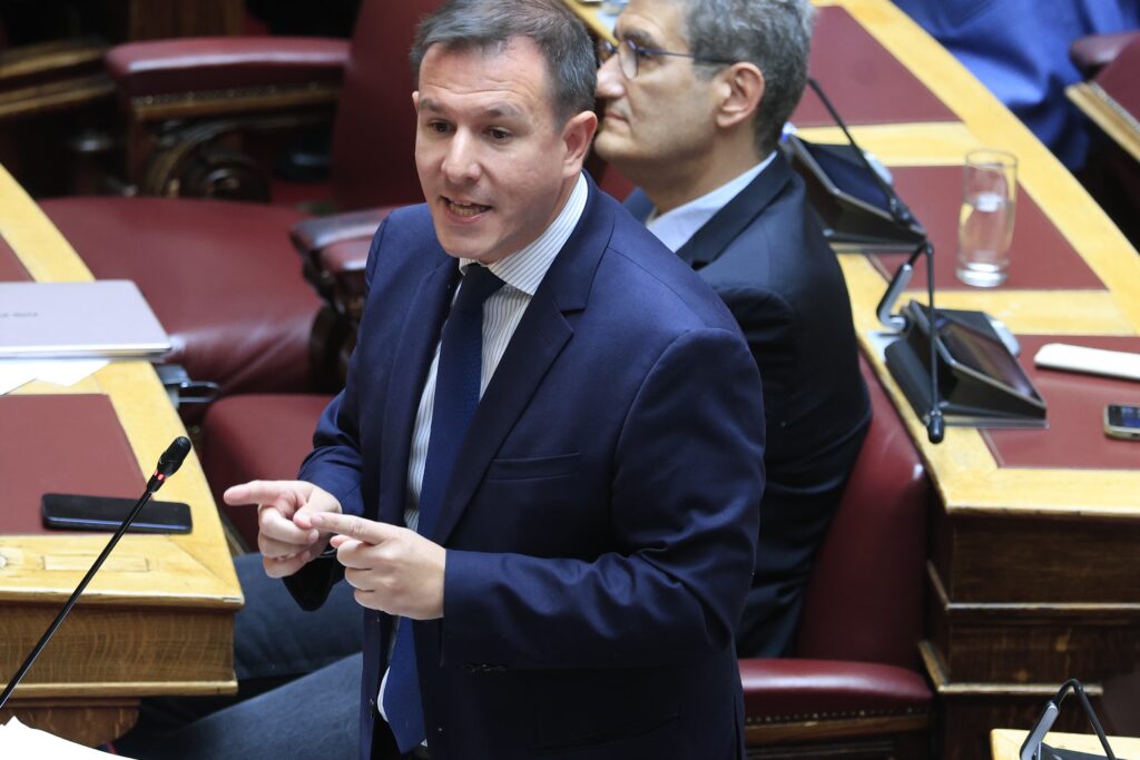 Δουδωνής: Νέο κρούσμα αριστείας στην κυβέρνηση – Μετά τον απόφοιτο του College of Southeastern Europe στον «εθελοντή» Μπεκίρη