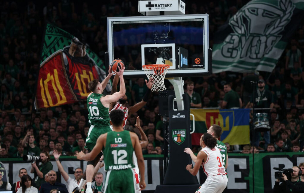 EuroLeague: Πρόστιμο 30.000 ευρώ και ποινή έδρας για τα πανό στο ματς με τον Ολυμπιακό