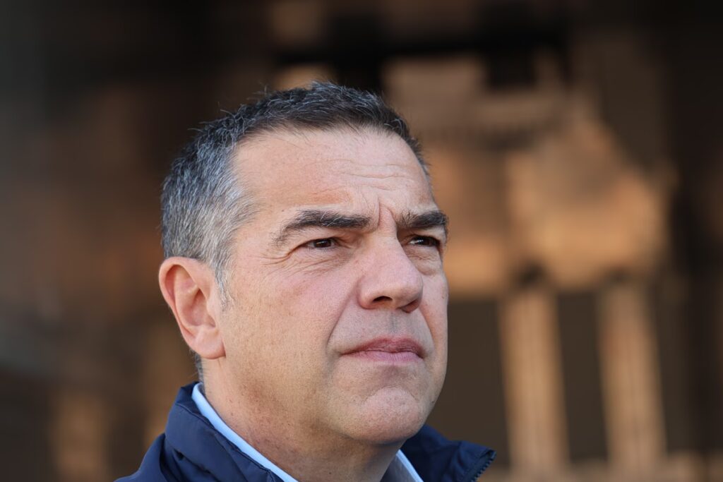Τσίπρας: Πιάνει το γαλλικό… κλειδί για επαφή με τη νεολαία – Περιοδεία στη Θεσσαλία, αρχίζουν οι παραιτήσεις των 13 ανεξάρτητων βουλευτών