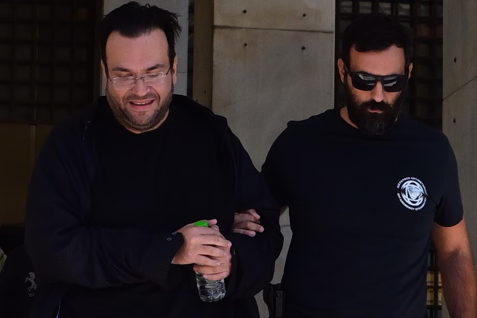 Απάτη στον ΕΦΚΑ: «Είμαι αθώος, είναι σκευωρία»: Η στιγμή που ο Φίλιππος Καμπούρης αναχωρεί από ΓΑΔΑ για Ευελπίδων