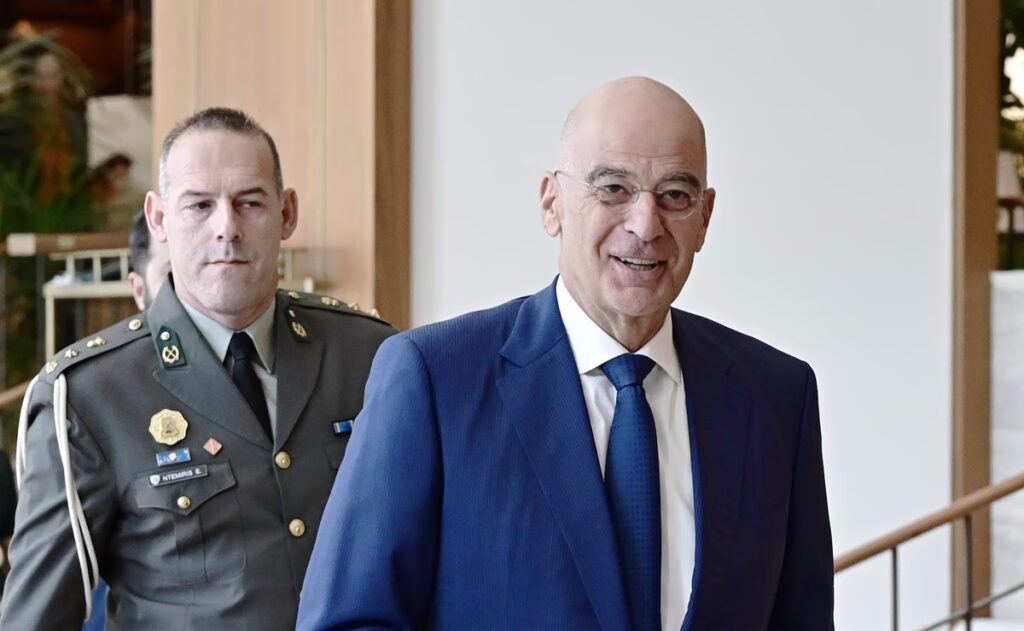 Στο Πεδίο Βολής Κρήτης ο Νίκος Δένδιας με τον Γερμανό ομόλογό του – Οι αναφορές στην ευρωπαϊκή ενότητα και ασφάλεια