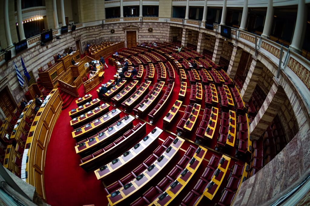 Βουλή: Αντιδράσεις της αντιπολίτευσης για τη τροπολογία του πετρελαίου θέρμανσης – «Βάλτε πλαφόν στο κέρδος των διυλιστηρίων»