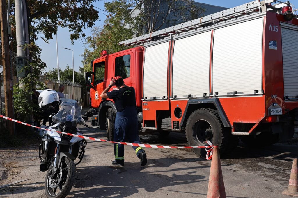 Ελαιώνας: Επεκτάθηκε σε δεύτερη βιοτεχνία η φωτιά – Απομακρύνονται όσοι βρίσκονται σε απόσταση 400 μέτρων