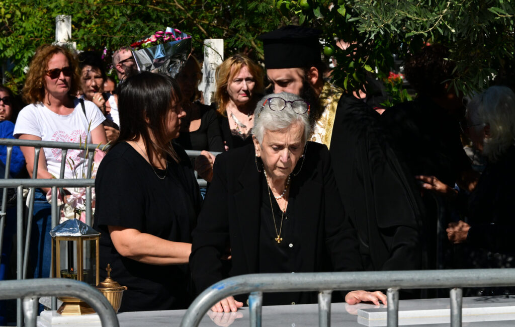 Με δάκρυα και τραγούδια στο νεκροταφείο για τον Γιώργο Μαζωνάκη – Σπάραξαν οι γονείς του πάνω από τον τάφο του παιδιού τους