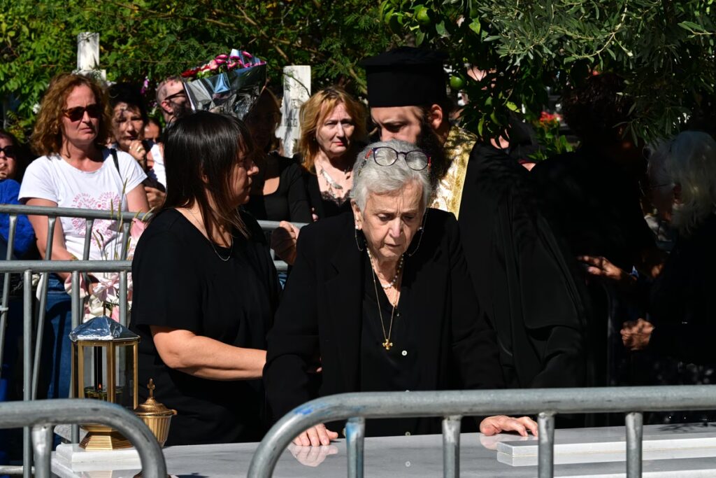 «Γιώργο μου, παιδί μου…» – Συντετριμμένη η οικογένεια Μαζωνάκη στο 40ημερο μνημόσυνο του τραγουδιστή