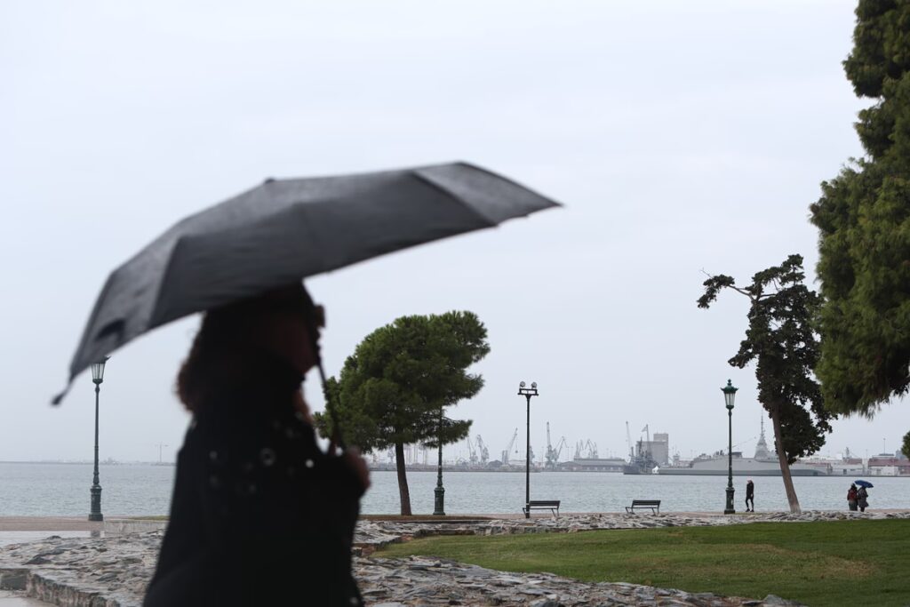Σε κλοιό κακοκαιρίας η χώρα: Σε red code Θεσσαλία, Σποράδες, Εύβοια και Δωδεκάνησα – Καταιγίδες και στην Αττική