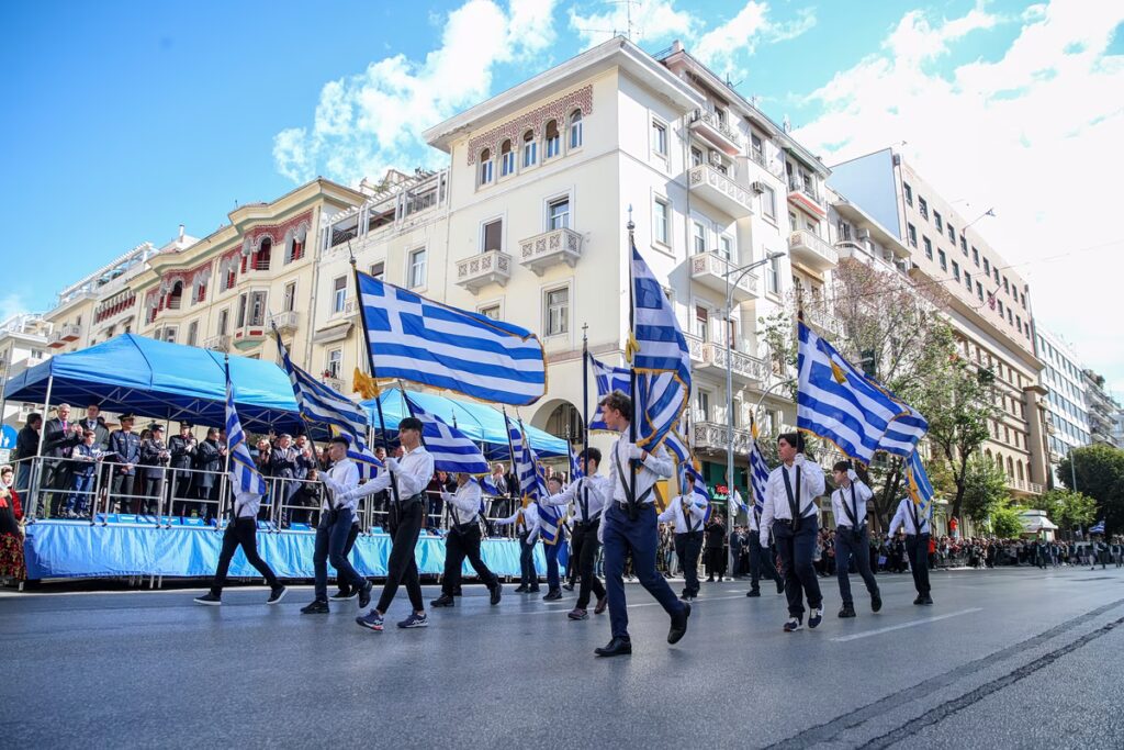 Θεσσαλονίκη: Την επέτειο του «ΟΧΙ» τίμησαν οι μαθητές – Φωτογραφίες και βίντεο